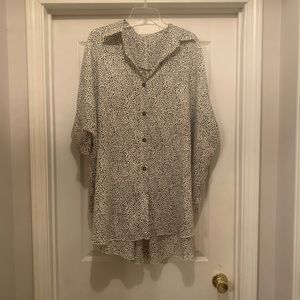 Easel brand oversized tunic. Size medium. Will fit up to 1X. Very oversized.